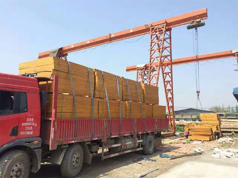 建筑木模板在卸貨