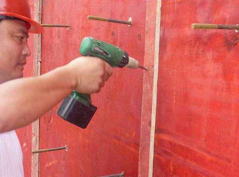 建筑木模板打孔